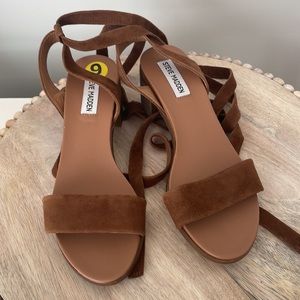 Women’s sz 9 Steve Madden brown suede block heel tie up sandals EUC!